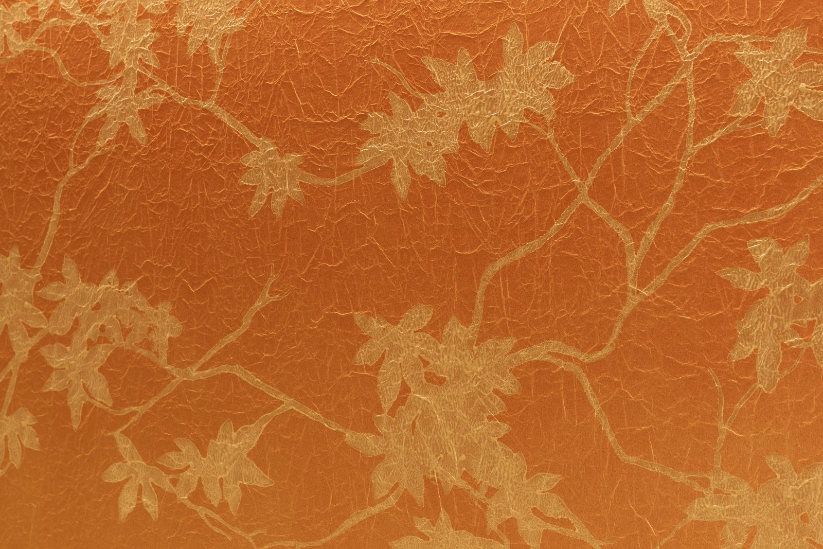 朱の和紙に描かれた紅葉の枝