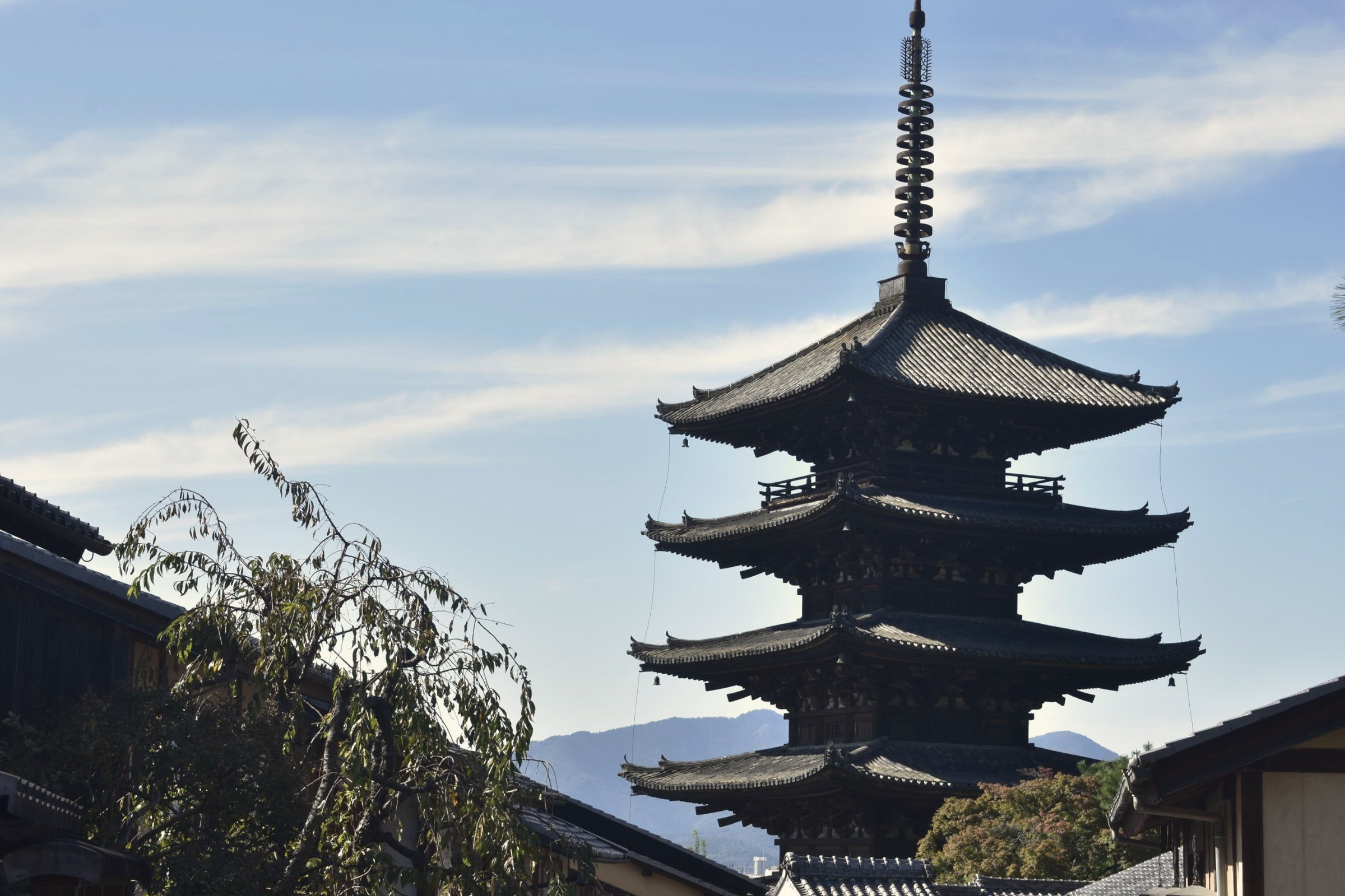 秋晴れの空に立つ八坂の塔